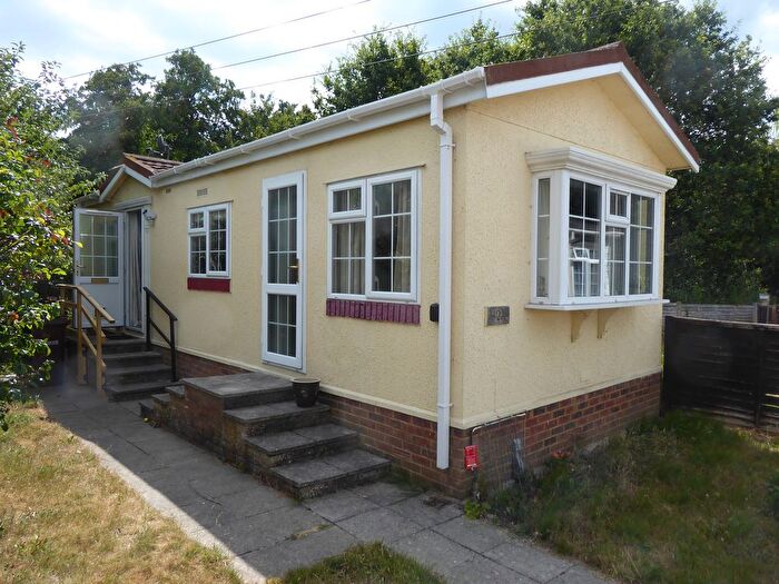 1 Bedroom Mobile/park Home For Sale In Brookside Park, Hawley Lane, Farnborough, GU14