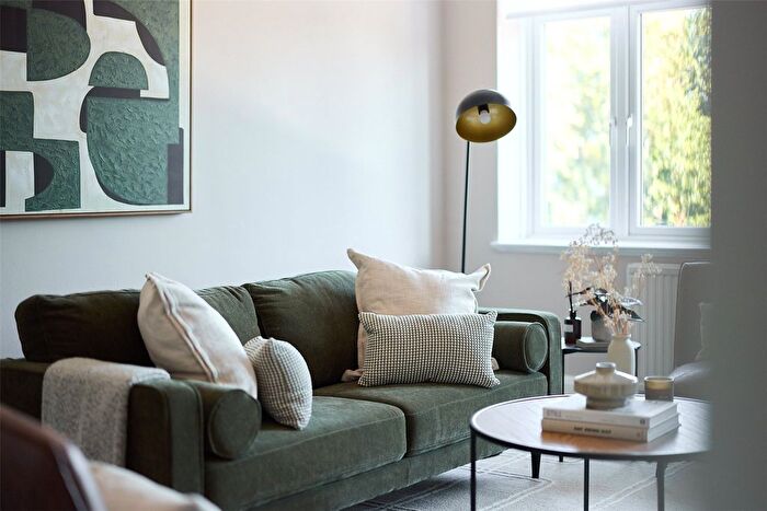 3 Bedroom Flat To Rent In Brixton Hill, London, SW2