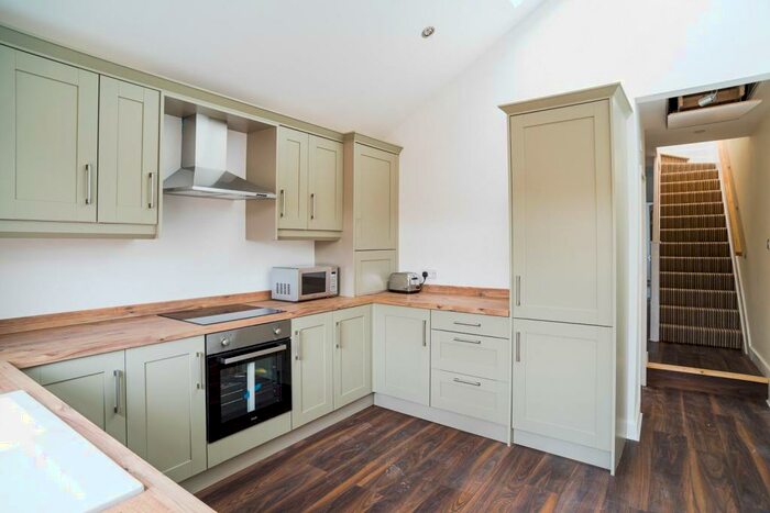 2 Bedroom Flat To Rent In Crosby Road, West Bridgford, Nottingham, NG2