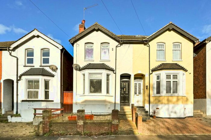 3 Bedroom End Of Terrace House To Rent In Grenfell Road, Maidenhead, SL6