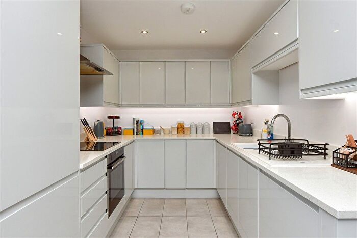 2 Bedroom Flat For Sale In Beach Avenue, Birchington, Kent, CT7