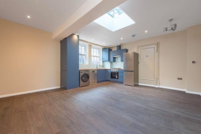4 Bedroom Flat To Rent In Trinity Walk, Hampstead, London, NW3
