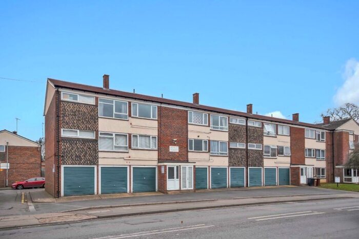 2 Bedroom Flat To Rent In Cliftonville Court, Northampton, NN1