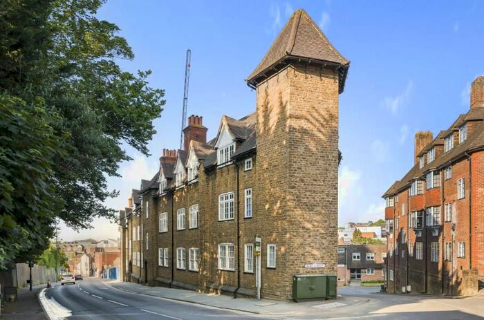 2 Bedroom Flat To Rent In Portsmouth Road, Guildford, GU2