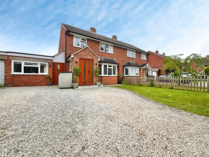 4 Bedroom Semi-detached House For Sale In Saunders Close, Watlington, Oxfordshire, OX49