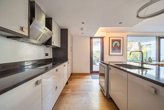 2 Bedroom Flat To Rent In Rivermead Close, Teddington, TW11