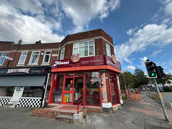3 Bedroom Flat To Rent In The Circle, Barton Road, M32