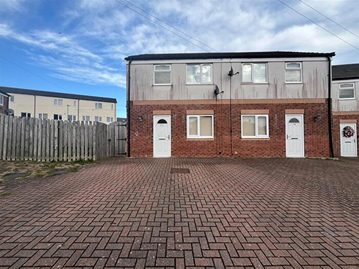 3 Bedroom Semi Detached House For Sale In Eaglesfield Drive, Bradford, BD6