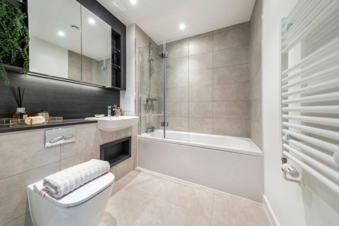 3 Bedroom Flat To Rent In Tern Apartments, Hendon Waterside, NW9