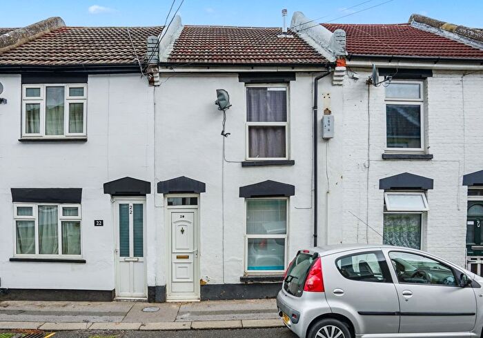 3 Bedroom Terraced House For Sale In Southill Road, Chatham, Kent, ME4