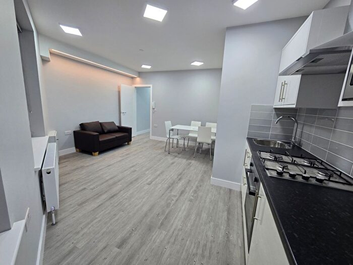 3 Bedroom Flat To Rent In Durnsford Road, Southfields, South West London, SW19