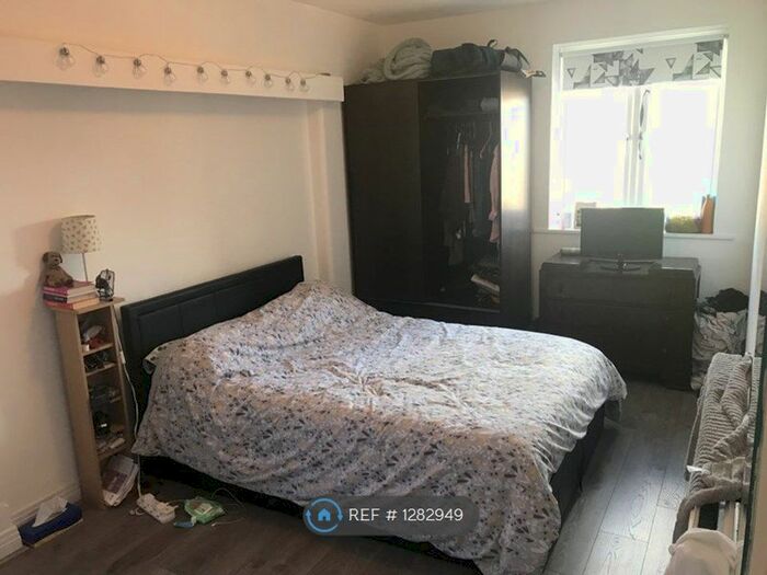 2 Bedroom Flat To Rent In Courtlands, Maidenhead, SL6