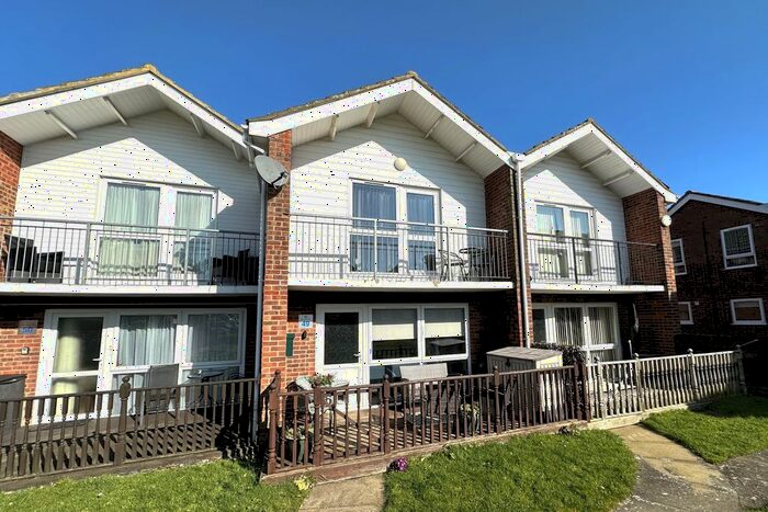 3 Bedroom Chalet To Rent In Waterside Park, Corton, NR32