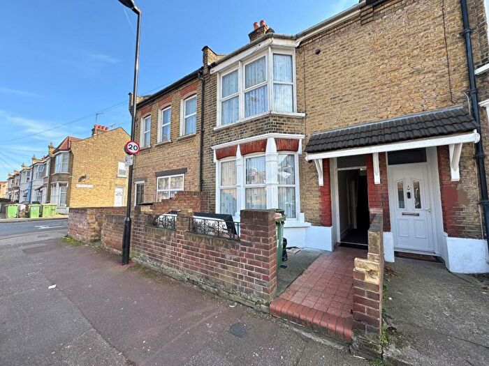 4 Bedroom House To Rent In Charlemont Road, Plaistow, E6