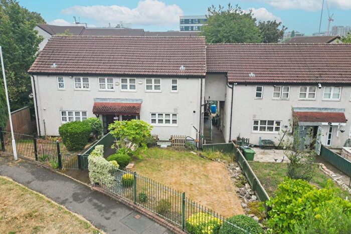 4 Bedroom Semi Detached House For Sale In Haslewood Drive, Leeds, West Yorkshire, LS9