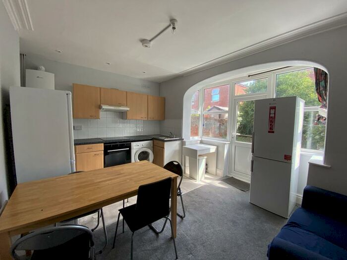 4 Bedroom House To Rent In Newcombe Road, Southampton, SO15