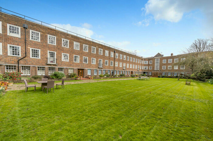 3 Bedroom Apartment For Sale In Corringham Road, Hampstead Garden Suburb, NW11
