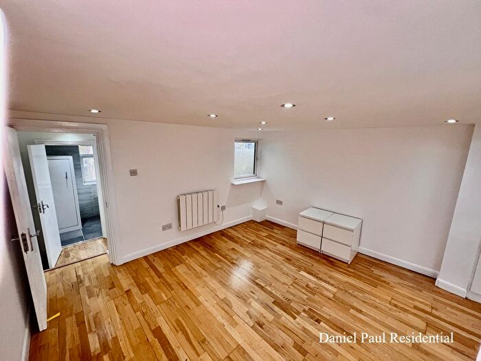 2 Bedroom Flat To Rent In Northfield Avenue, London, W13