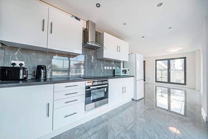 2 Bedroom Flat To Rent In Coldharbour Lane, Brixton, London, SE5