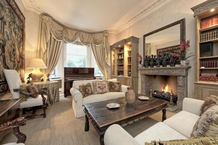 4 Bedroom Maisonette To Rent In Cadogan Square, Knightsbridge, SW1X
