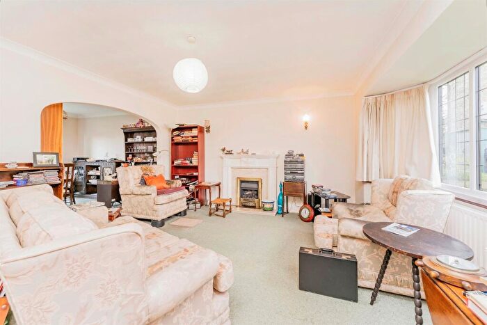 4 Bedroom Detached House For Sale In Tithe Barn Close, Raunds, Wellingborough, NN9