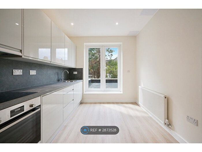 2 Bedroom Flat To Rent In West Bank, London, N16