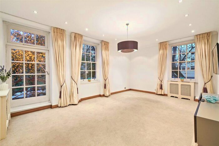 3 Bedroom Flat To Rent In Eyre Court, - Finchley Road, NW8