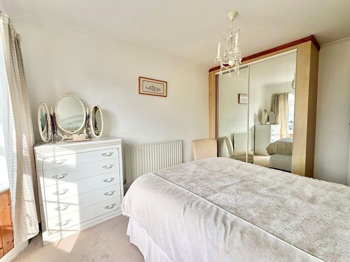 2 Bedroom Flat For Sale In Garden Close, Bexhill-On-Sea, TN40
