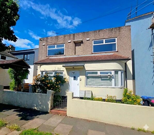 3 Bedroom Apartment For Sale In Grange Park Drive, Leigh On Sea, Leigh On Sea, SS9