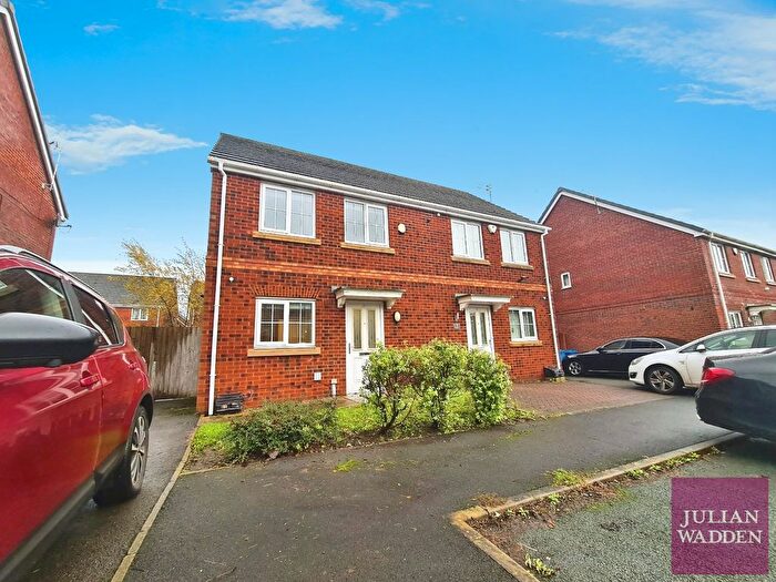 2 Bedroom Semi-Detached House To Rent In Sunnybrow Close, Oldham, OL8