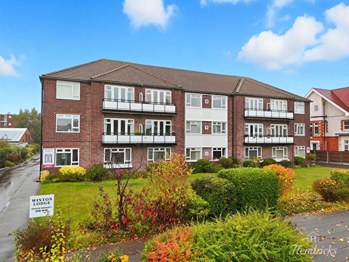 3 Bedroom Flat For Sale In Imperial Avenue, Westcliff-On-Sea, SS0