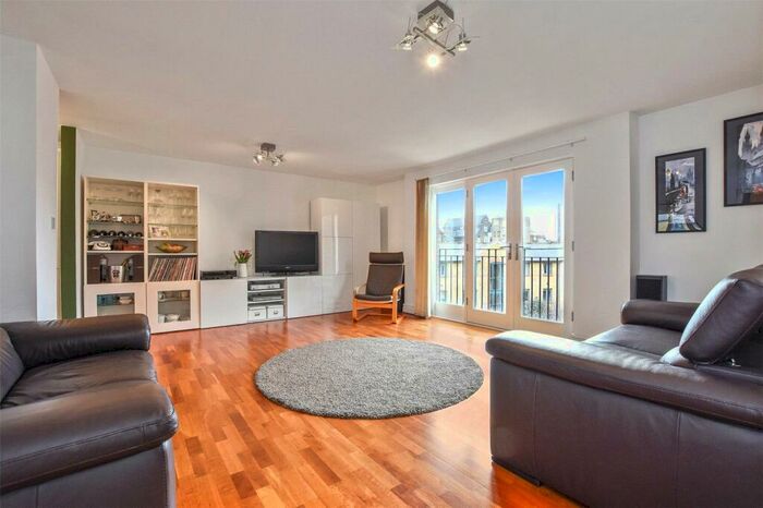 2 Bedroom Flat To Rent In Kempton Court, Durward Street, London, E1