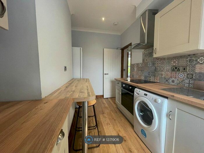 1 Bedroom Flat To Rent In St. Albans Road, Brynmill, Swansea, SA2