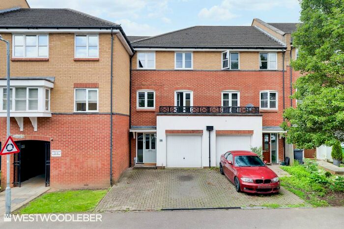 4 Bedroom Town House To Rent In Plomer Avenue, Hoddesdon, EN11