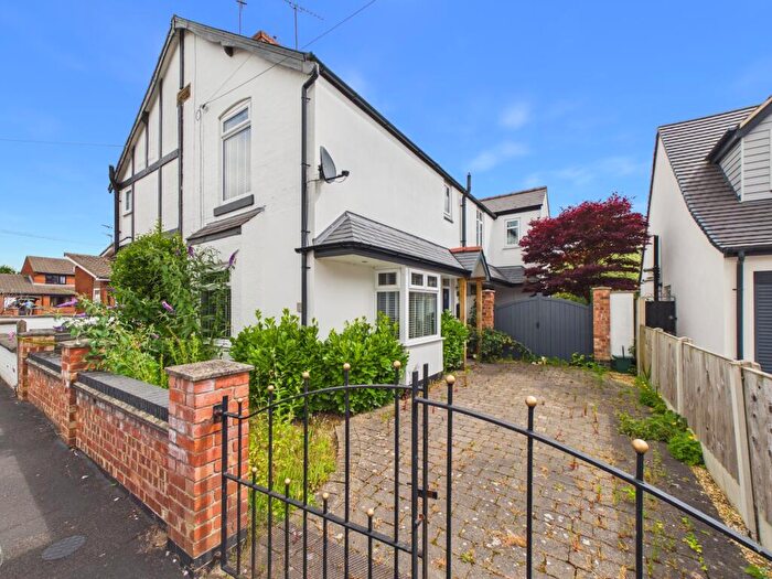 3 Bedroom Semi Detached House For Sale In North Avenue, Mickleover, DE3