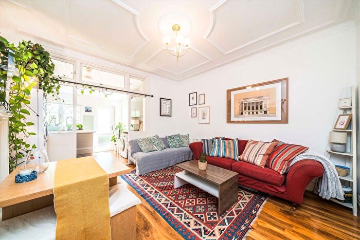 2 Bedroom Flat To Rent In Hanger Lane, Ealing, W5