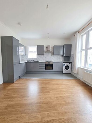 3 Bedroom Flat To Rent In Palmerston Road, Walthamstow, E17