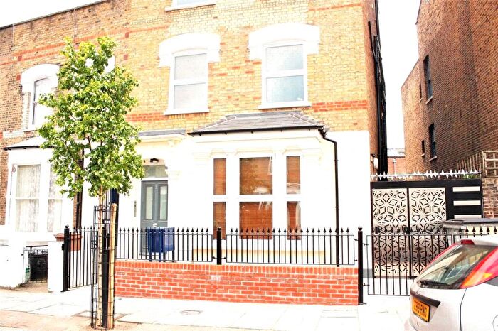 Apartment To Rent In Foulden Road, Stoke Newington, London, N16