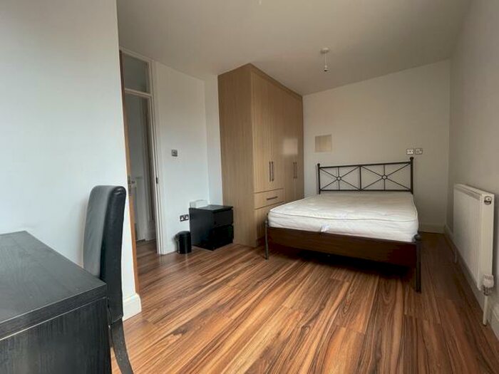 4 Bedroom Flat To Rent In Hyperion House, Bow, E3