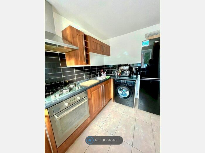 2 Bedroom Flat To Rent In Pixton Way, Croydon, CR0