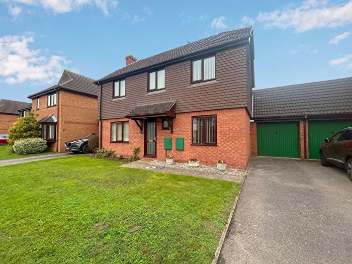 4 Bedroom Detached House For Sale In Apple Tree Close, Biggleswade, SG18