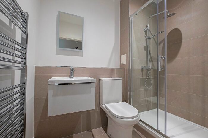 2 Bedroom Flat To Rent In Lakeside Close, Staines Upon Thames, TW18
