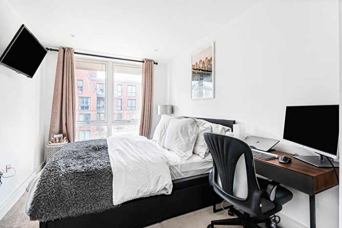 2 Bedroom Flat For Sale In Gaumont Place, London, SW2