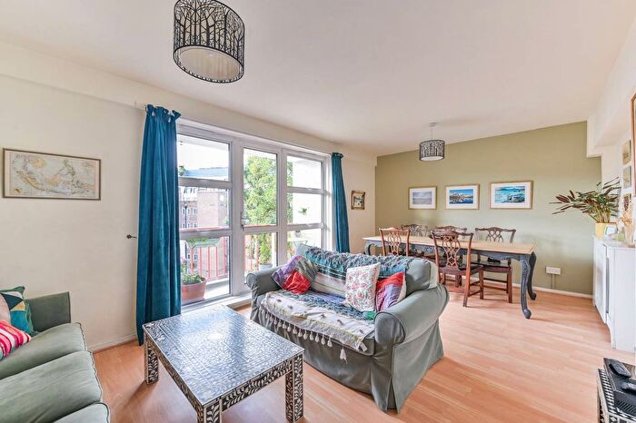 2 Bedroom Flat For Sale In Kilburn Gate, Kilburn, London, NW6