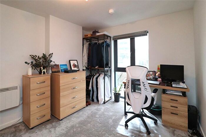 2 Bedroom Flat For Sale In Guildford Road, Woking, Surrey, GU22