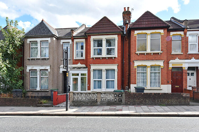2 Bedroom Apartment To Rent In Westbury Avenue, Turnpike Lane, N22