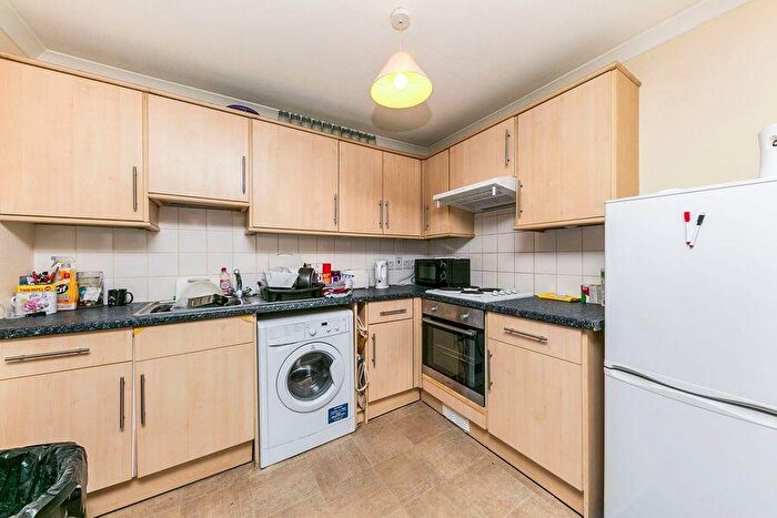 1 Bedroom Flat To Rent In White Hart Parade, London Road, Blackwater, GU17