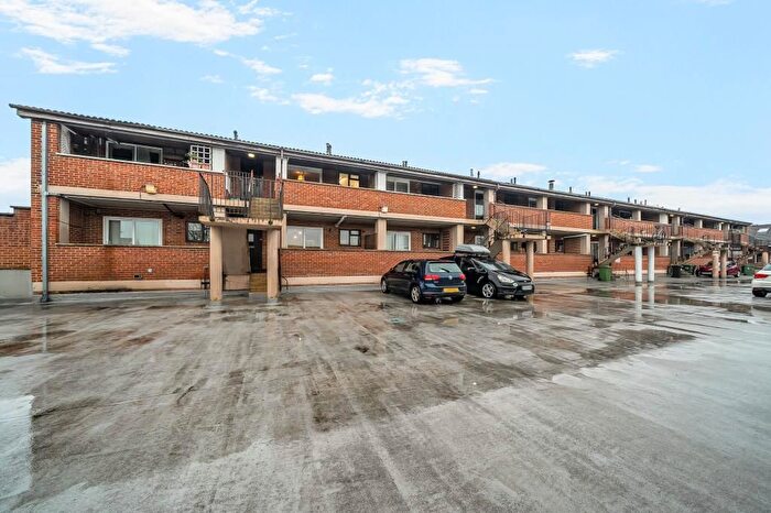 2 Bedroom Flat To Rent In Savile Way, Grove, OX12