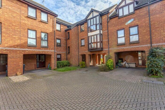 2 Bedroom Flat To Rent In Farriers Road, Epsom KT17