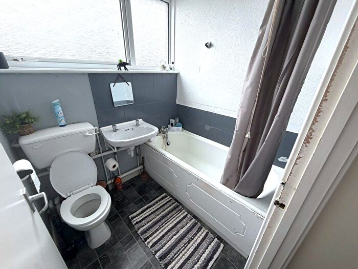 3 Bedroom Flat To Rent In Sundon Park Parade, Luton, LU3